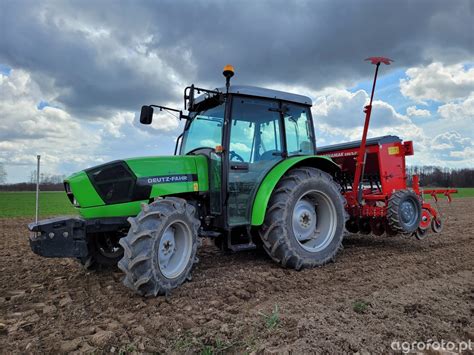 zdjęcie ciągnika Deutz-Fahr Agrolux 65 w akcji na polu