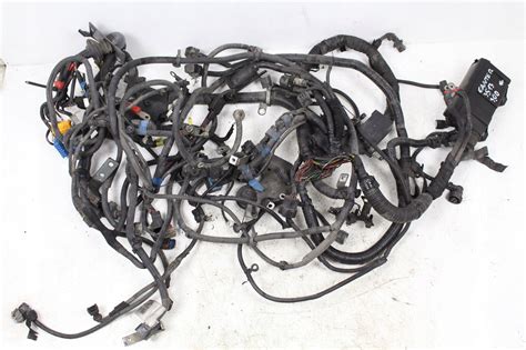 Ilustracja przedstawiająca wiązki elektryczne silnika i ich potencjalne punkty przetarcia