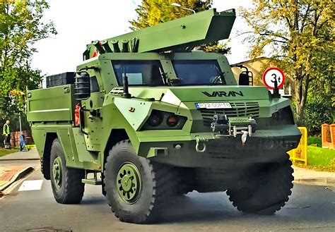 Zdjęcie sprzętu Wojsk Specjalnych, w tym łodzi i pojazdu Hummer HMMWV.
