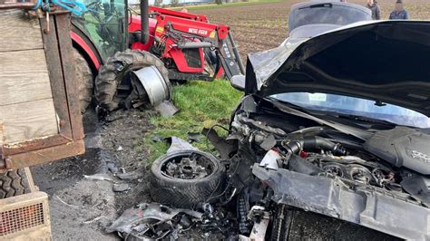 Scena wypadku z udziałem samochodu osobowego i ciągnika rolniczego