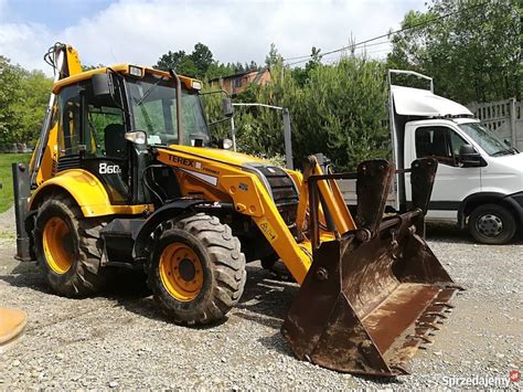 koparko-ładowarka Terex 860SX na tle zabytkowego zamku