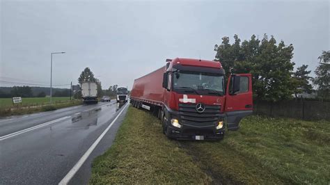 Zdjęcie z miejsca zderzenia Kii z ciężarówką na DK25, ukazujące rozbite pojazdy i akcję ratunkową