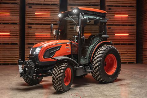 zdjęcie przedstawiające mechanika serwisującego ciągnik Kioti