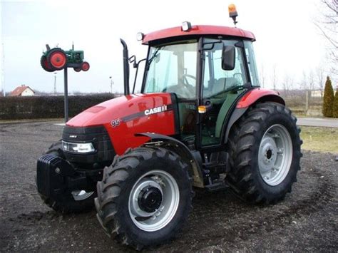 Zdjęcie ciągnika Case IH JX 95 w akcji na dużym placu