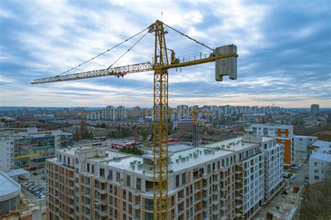 Żuraw budowlany w akcji na placu budowy nowoczesnego wieżowca