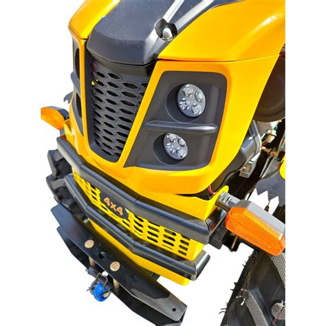 Mini traktor Scout z różnymi przystawkami (np. pług, kosiarka)