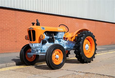 Szkic techniczny historycznego ciągnika Lamborghini L 33, prezentujący innowacyjny układ wtryskowy