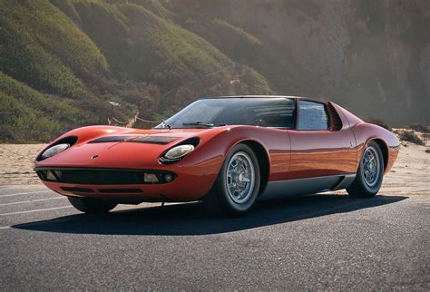 Porównanie sylwetki klasycznego ciągnika Lamborghini i supersamochodu Miura jako symboli ewolucji inżynierskiej