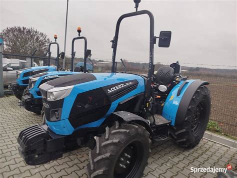 ciągnik Landini Rex 4 w pracy, z widoczną kabiną dopasowaną do wąskich rzędów