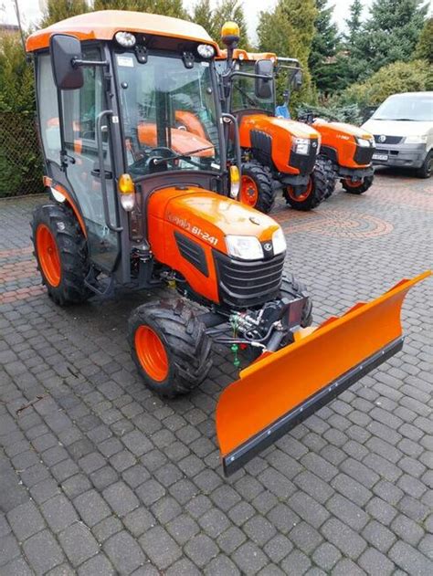 ciągnik Kubota M4 z wąskimi kołami, pracujący na polu warzywnym