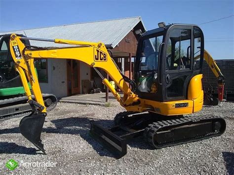 zdjęcie minikoparki JCB 8027 w pracy