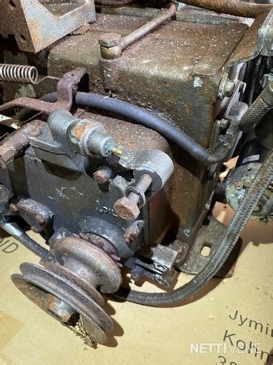 Schemat silnika Yanmar YSB12 z zaznaczonymi punktami kontroli poziomu oleju i paliwa