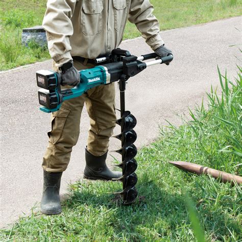 Wiertnica glebowa Makita DDG460 w akcji, wiercąca otwory w ziemi