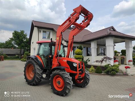 Ciągnik Kubota w akcji, widok z tyłu podczas podpinania sprzętu
