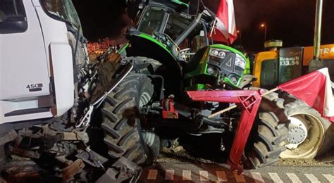 Zniszczony radiowóz i traktor po kolizji
