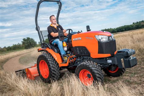 Zdjęcie przedstawiające różne modele ciągników kompaktowych Kubota z serii B1, B2 i LX