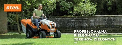 zdjęcie kokpitu traktorka Stihl z widocznym tempomatem i pedałami