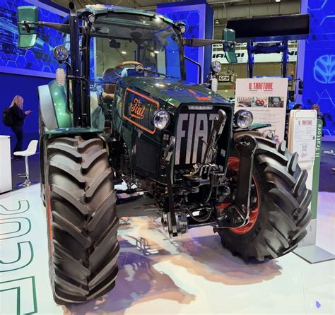 Stylizowany ciągnik Fiat Il Trattore na tle oryginalnego Fiata 702