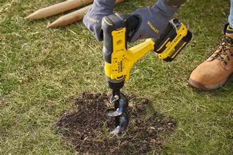 Zdjęcie wiertnicy glebowej BULL TECH BT-7012 z widocznymi akcesoriami