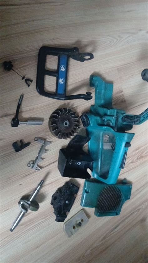 Zdjęcie porównawcze piły elektrycznej i spalinowej Makita