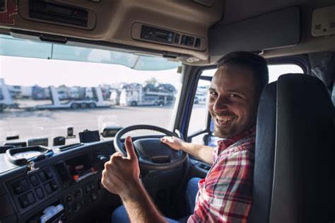 Kierowca ciężarówki pije yerba mate z yerbomosu w kabinie