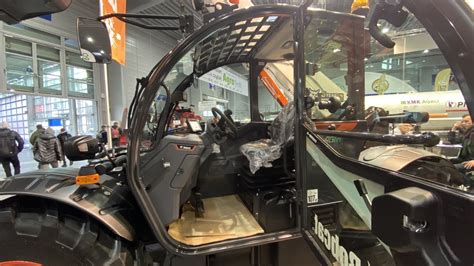Wnętrze kabiny ładowarki Bobcat z joystickiem i ekranem dotykowym