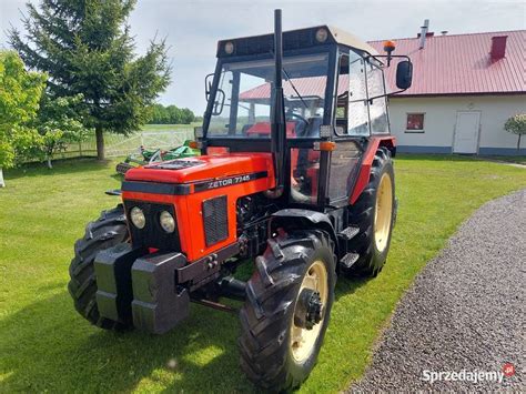 kolaż zdjęć używanych ciągników: Zetor 7745, Ursus C-380, John Deere 5075E, Zetor Major 80, Massey Ferguson, Ursus C-385, Belarus 820, Fendt Farmer 308C