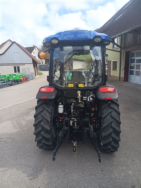 zdjęcie ciągnika LOVOL M754 w pracy na polu