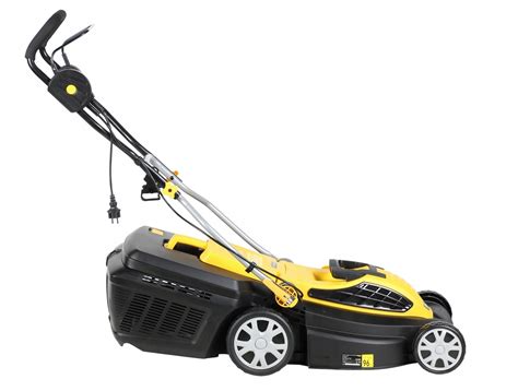 Kosiarka elektryczna w akcji, prezentująca łatwość manewrowania i zbierania trawy do kosza.