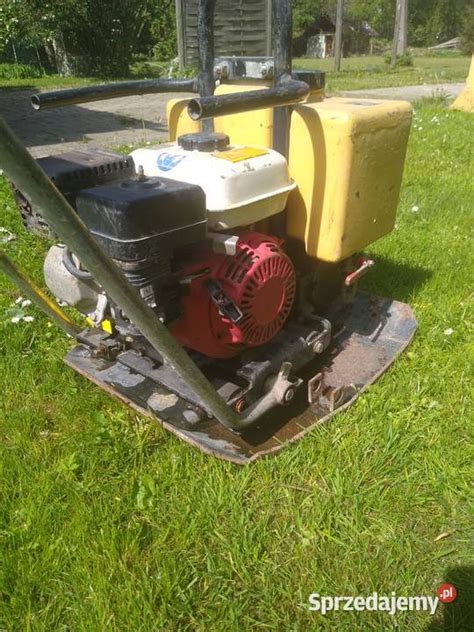 Mechanik serwisujący zagęszczarkę