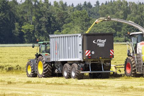 zdjęcie przyczepy Fliegl ASW w trakcie pracy na polu
