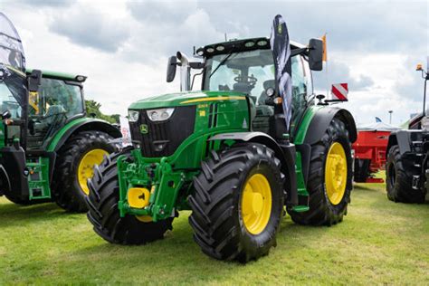 Zdjęcie ciągnika John Deere z lat 80.