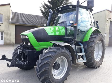 Ciągnik Deutz-Fahr Agrotron 215 podczas pracy w polu