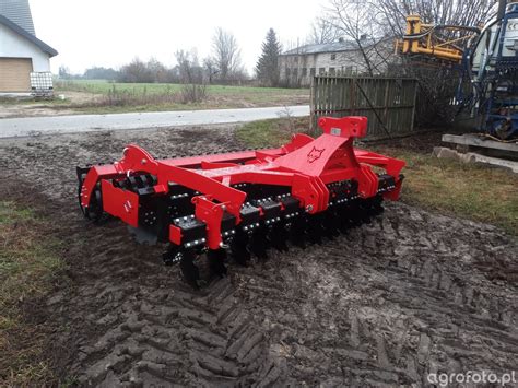 Zdjęcie bron talerzowych różnych typów: lekkiej, ciężkiej i kompaktowej