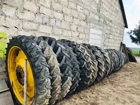 Wąskie opony rolnicze na ciągniku lub opryskiwaczu, pracującym w międzyrzędziach