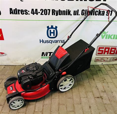 Kosiarka spalinowa MTD 40 PO w typowym ogrodzie