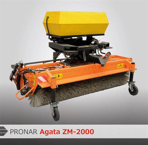 Zamiatarka Pronar Agata ZM w akcji podczas sprzątania ulicy