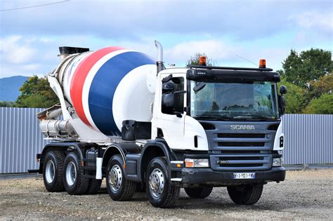 Betonomieszarka Scania na placu budowy - ogólny widok