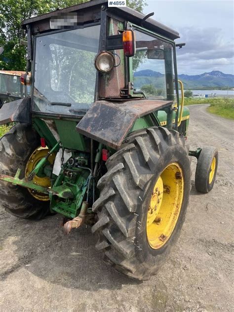 Zdjęcie przedstawiające traktor John Deere 1030 w polu