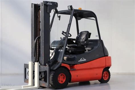Wózek widłowy elektryczny Linde w magazynie