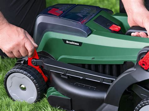 schemat regulacji wysokości koszenia w Bosch UniversalRotak