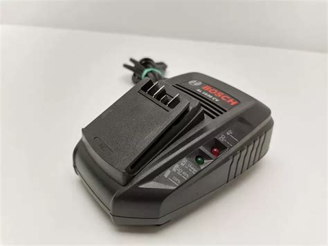 zdjęcie ładowarki Bosch AL 1830 CV z akumulatorem