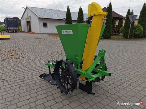 Zdjęcie przedstawiające nowoczesną sadzarkę do ziemniaków w akcji na polu