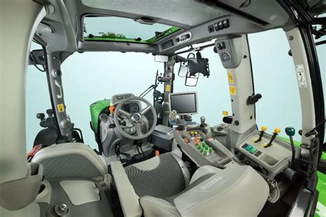 wnętrze kabiny SigmaVision z podłokietnikiem iControl i wyświetlaczami w Deutz-Fahr Serii 8 TTV