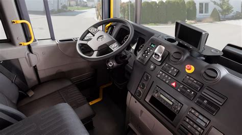 Widok wnętrza kabiny Volvo FH z fotelem kierowcy i kierownicą