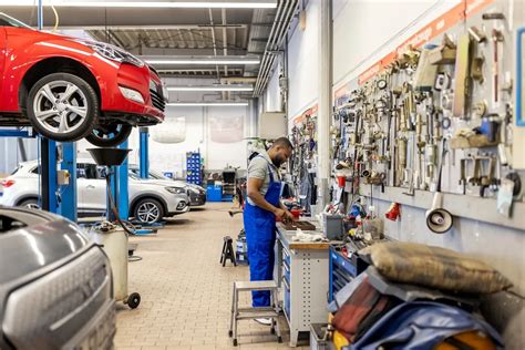 Warsztat serwisowy z nowoczesnymi narzędziami diagnostycznymi