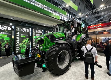 Zdjęcie stoiska Deutz-Fahr na targach Agritechnica, z widocznymi ciągnikami Warrior i innymi nowościami.