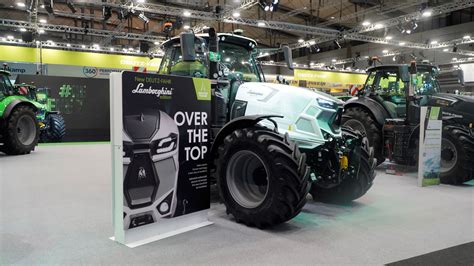 Model Deutz-Fahr Lamborghini Edition 6190 TTV w eleganckim białym kolorze.