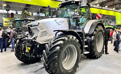 Wnętrze ciągnika Deutz-Fahr Lamborghini Edition z widocznymi detalami i logo.