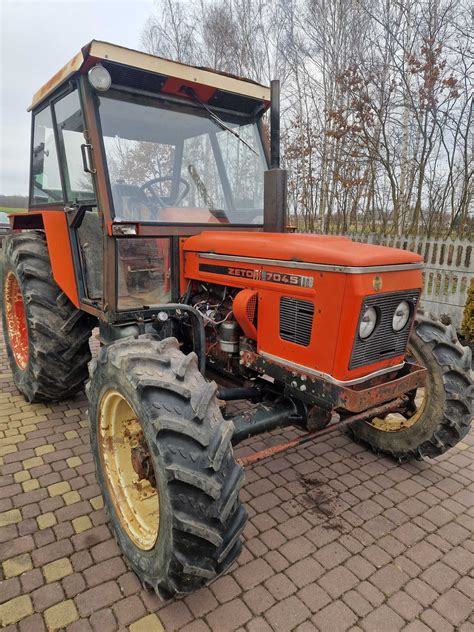 Zetor 7045 - ciągnik w akcji z agregatem uprawowo-siewnym